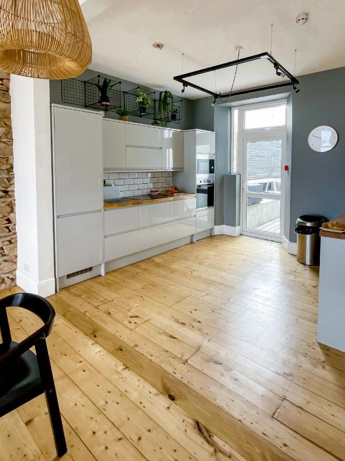 Sleeps 16 With Style And Space- And A Hot Tub! Newquay  Exterior photo